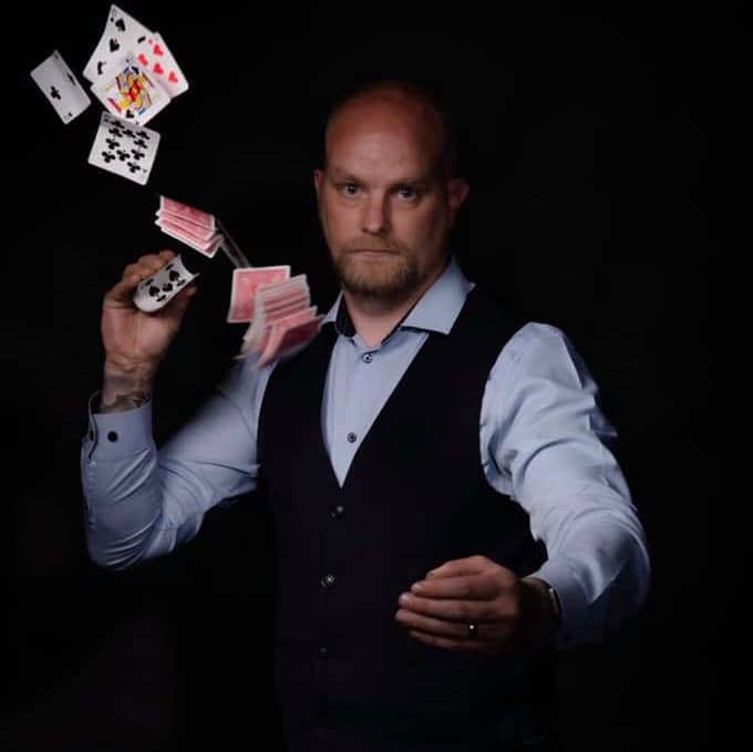 photo shoot Magician to hire cards